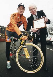 David McCann receives his award from Colin Shillington (Chairman USRT) in reaognition of his achievements in the sporting year 2000
