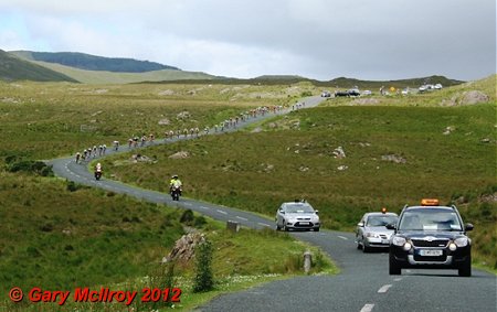 04_the_peloton_makes_its_way__for_leenaun.jpg